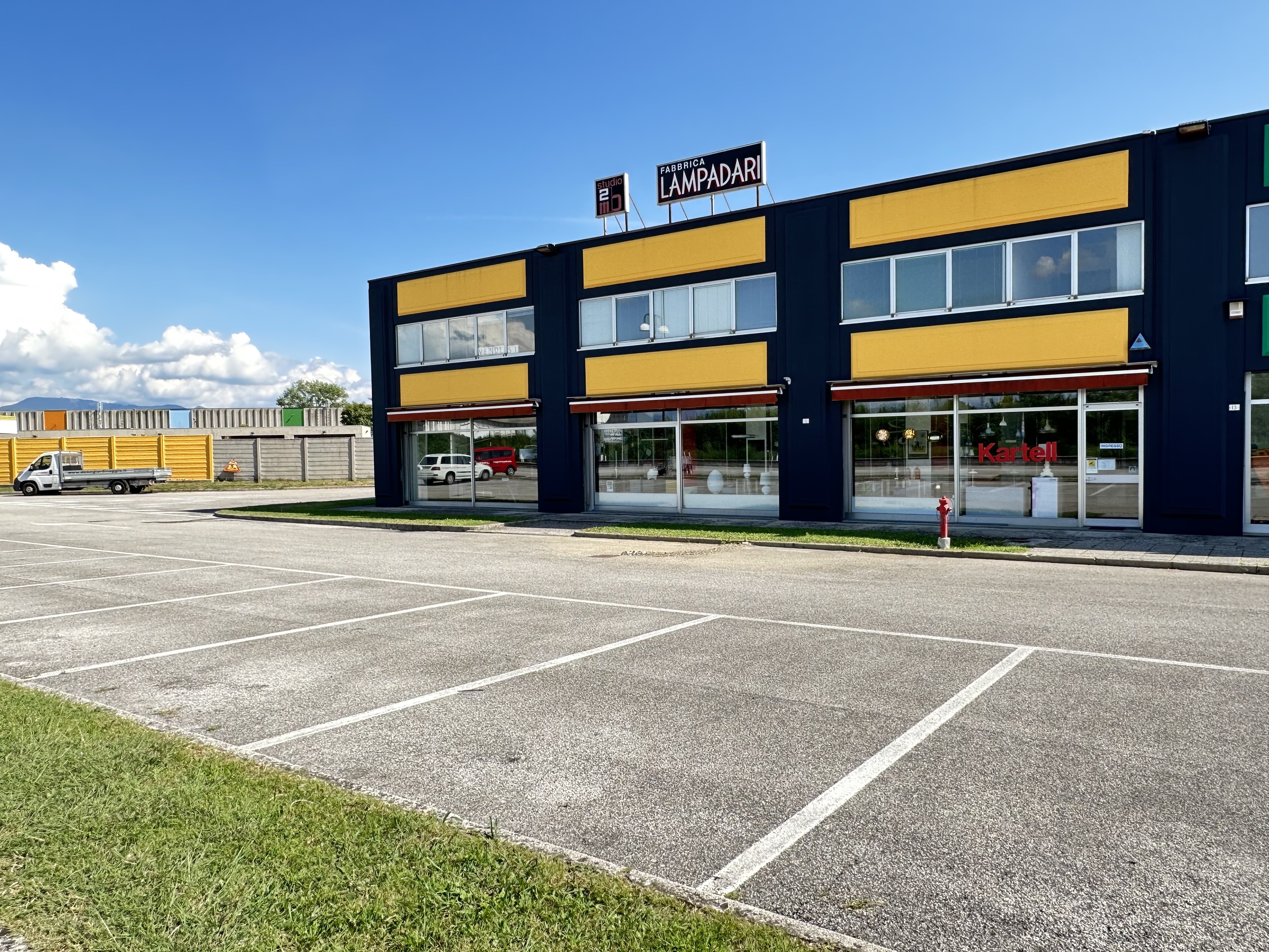 Tavagnacco - Negozio con magazzino e parcheggio