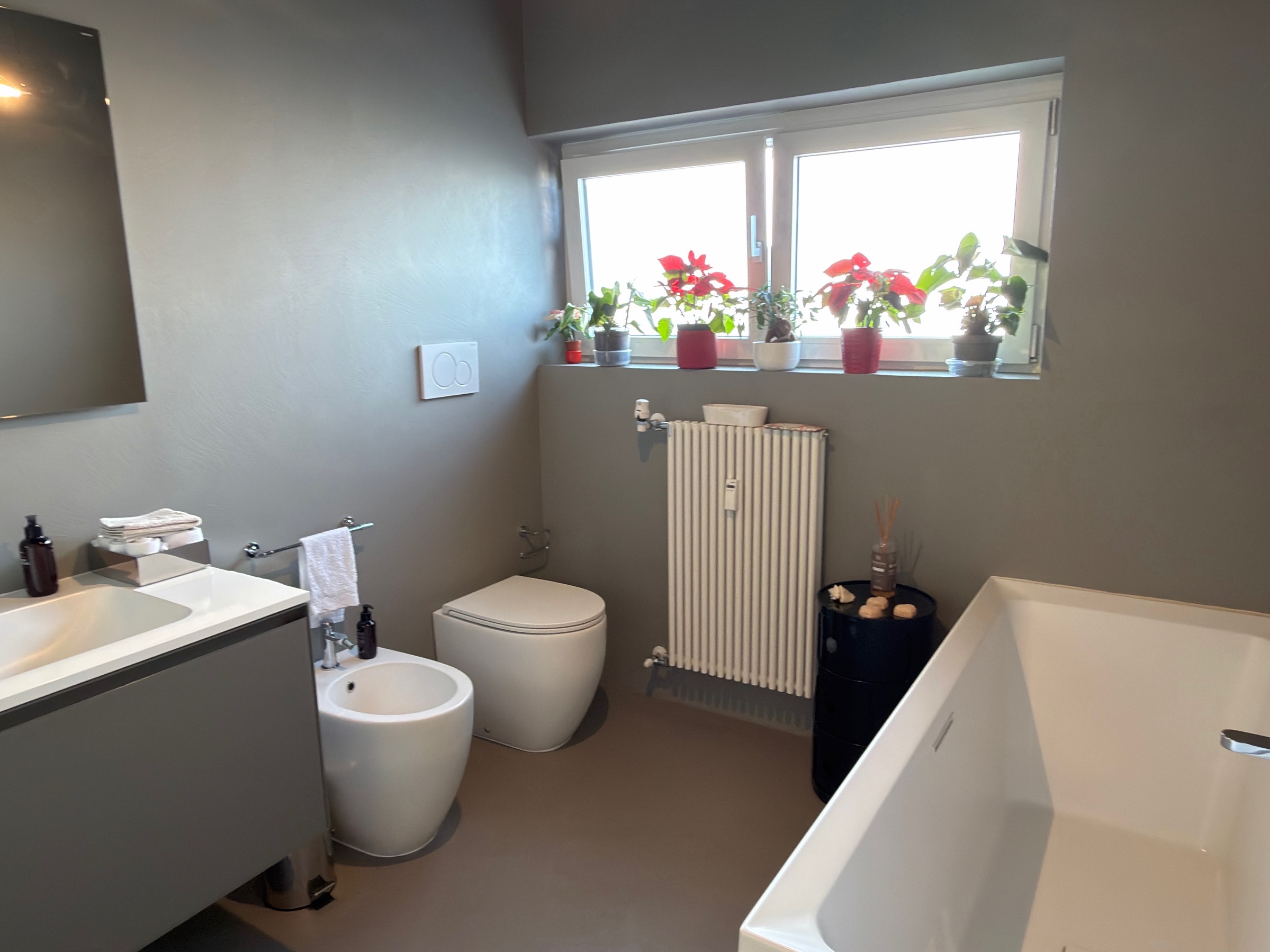 Media numero 12 di Via Grazzano - Tricamere biservizi ristrutturato, garage.