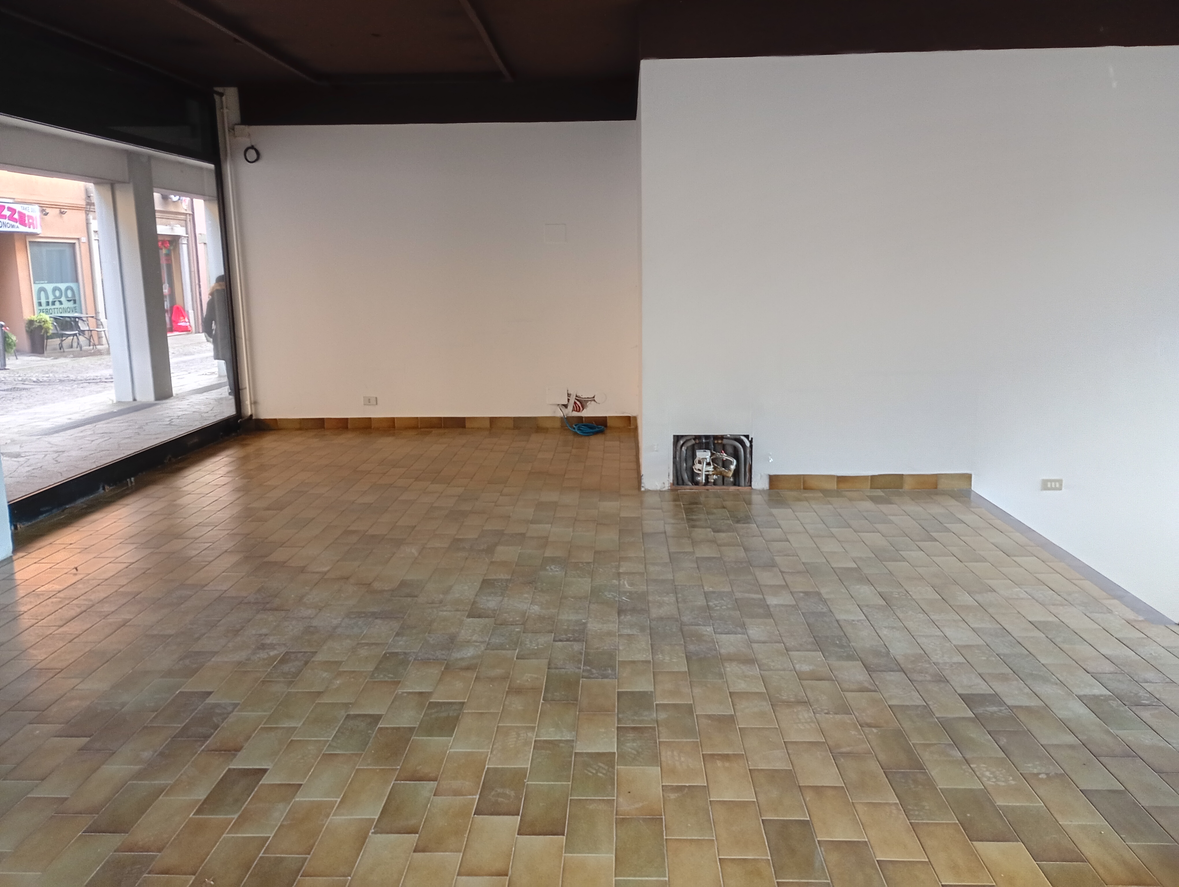 Media numero 2 di Tricesimo - Negozio vetrinato