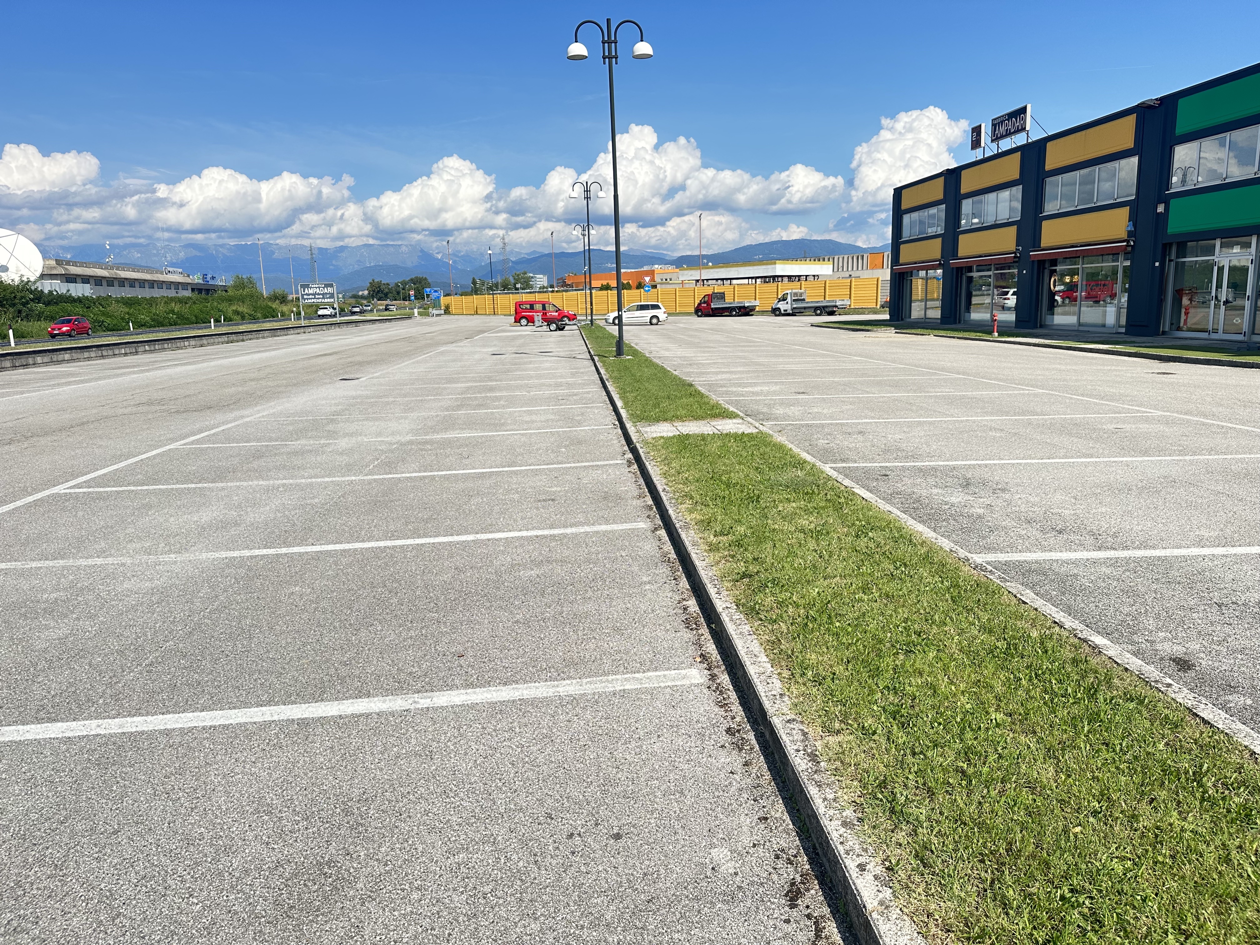Media numero 5 di Tavagnacco - Negozio con magazzino e parcheggio