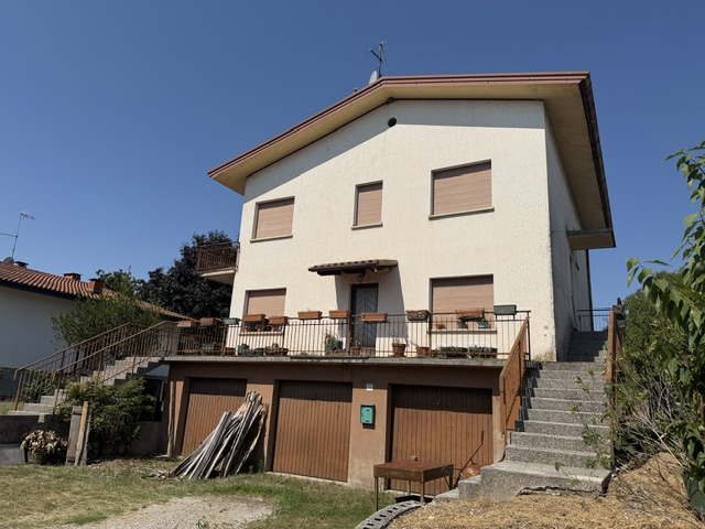 Media numero 2 di Martignacco - Ampia casa indipendente da ristrutturare con tre autorimesse.