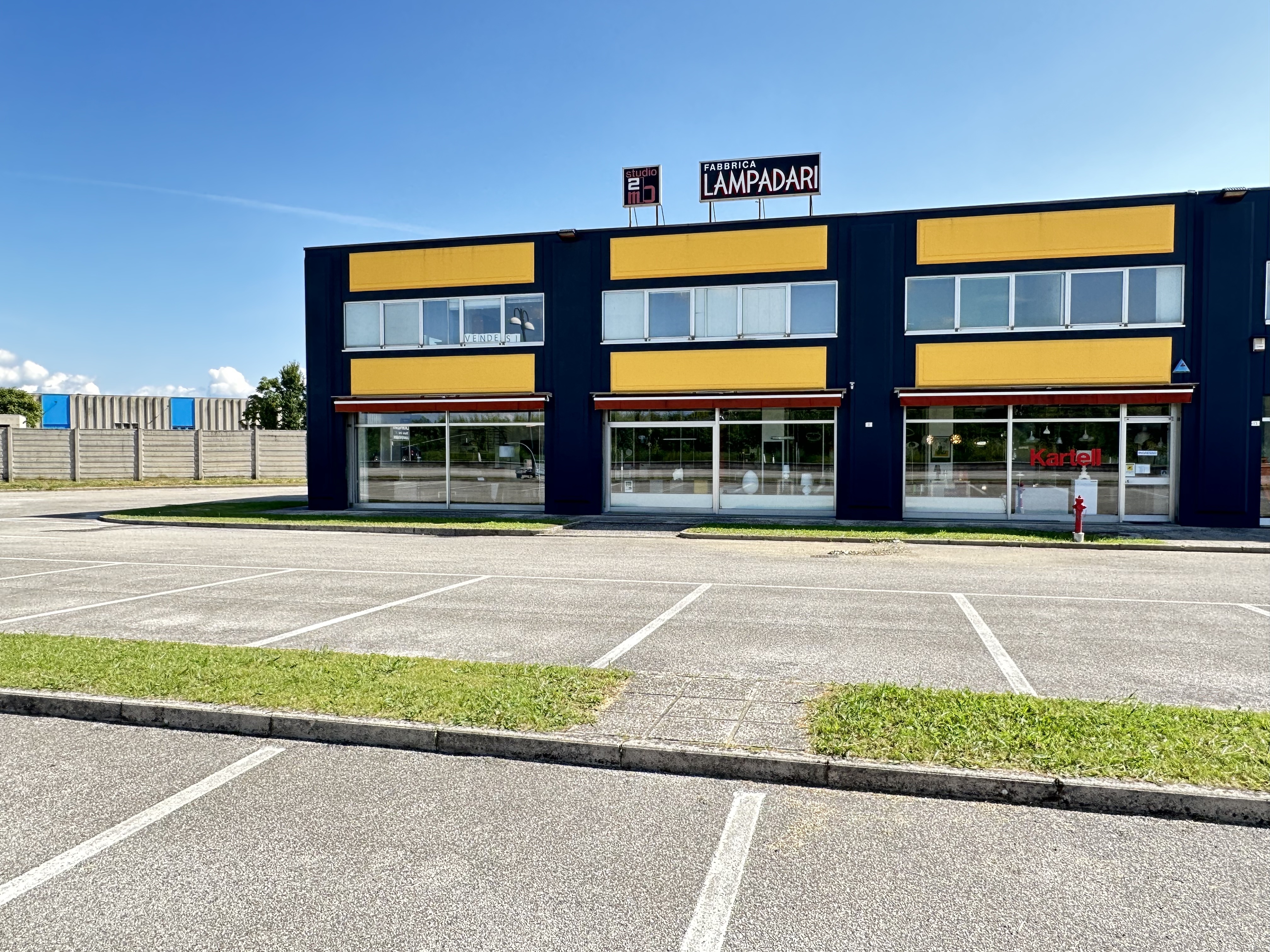 Media numero 2 di Tavagnacco - Negozio con magazzino e parcheggio