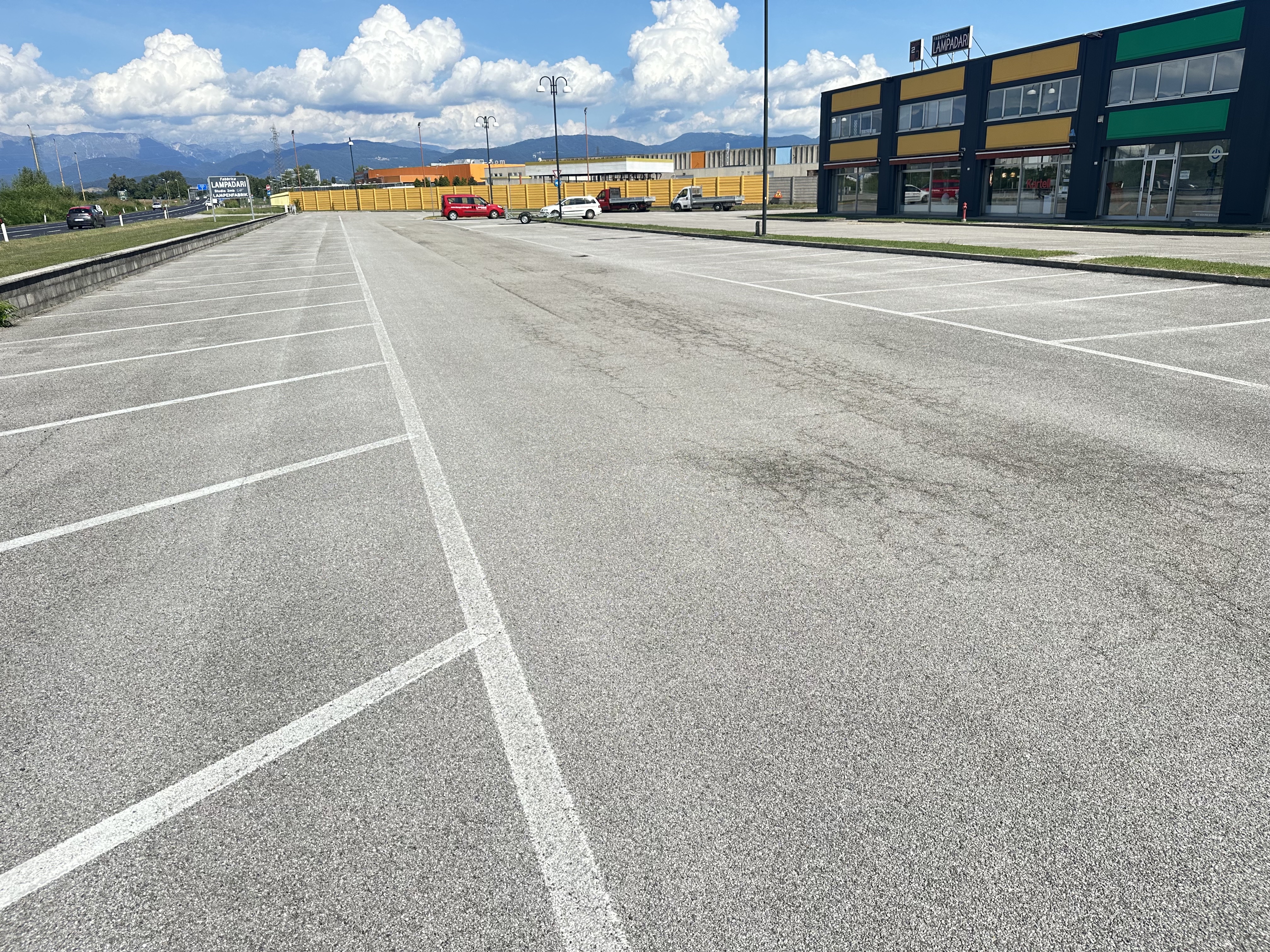 Media numero 6 di Tavagnacco - Negozio con magazzino e parcheggio