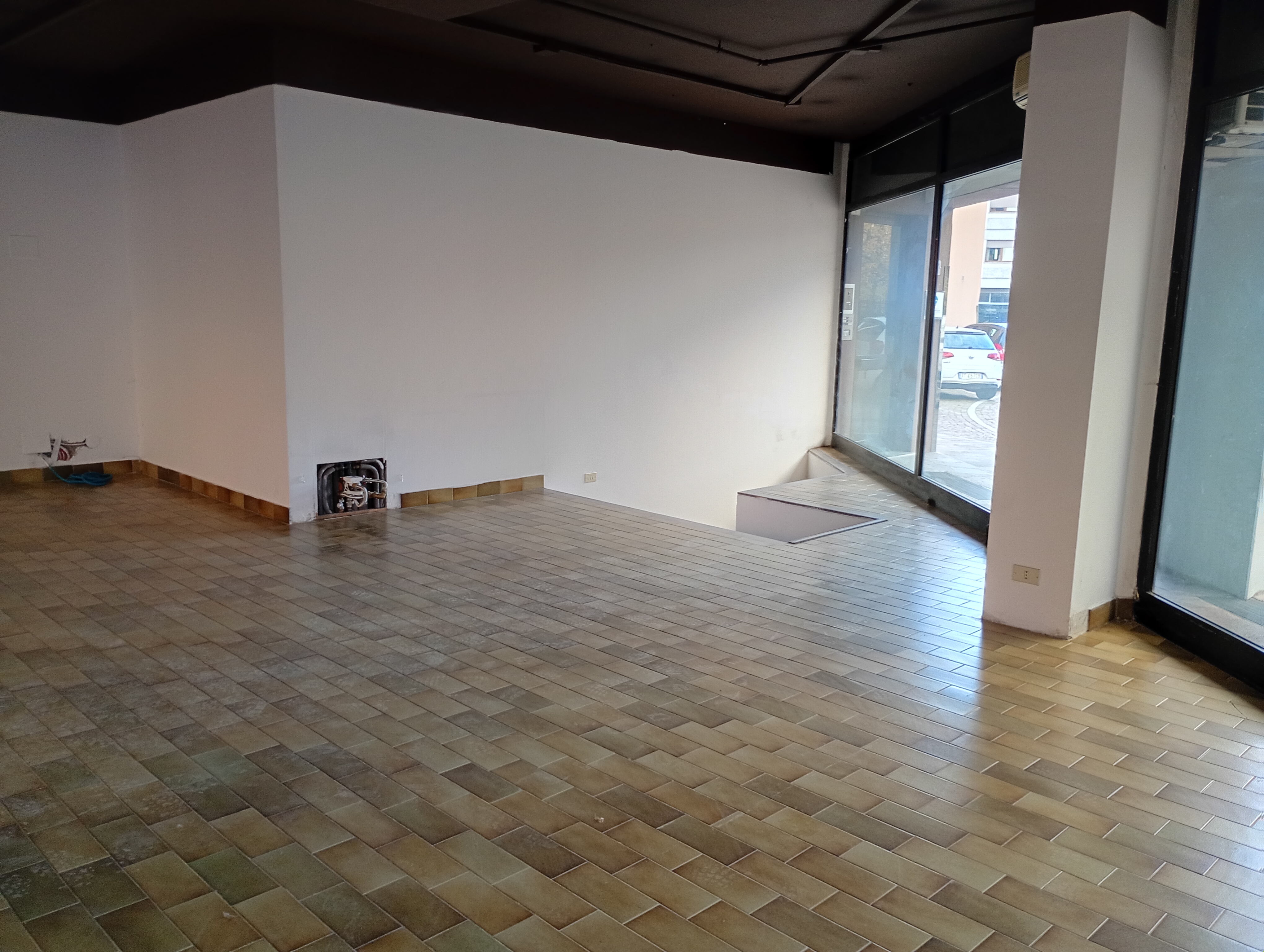 Tricesimo - Negozio vetrinato