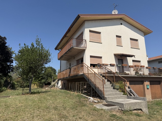 Immagine di Martignacco - Ampia casa indipendente da ristrutturare con tre autorimesse.