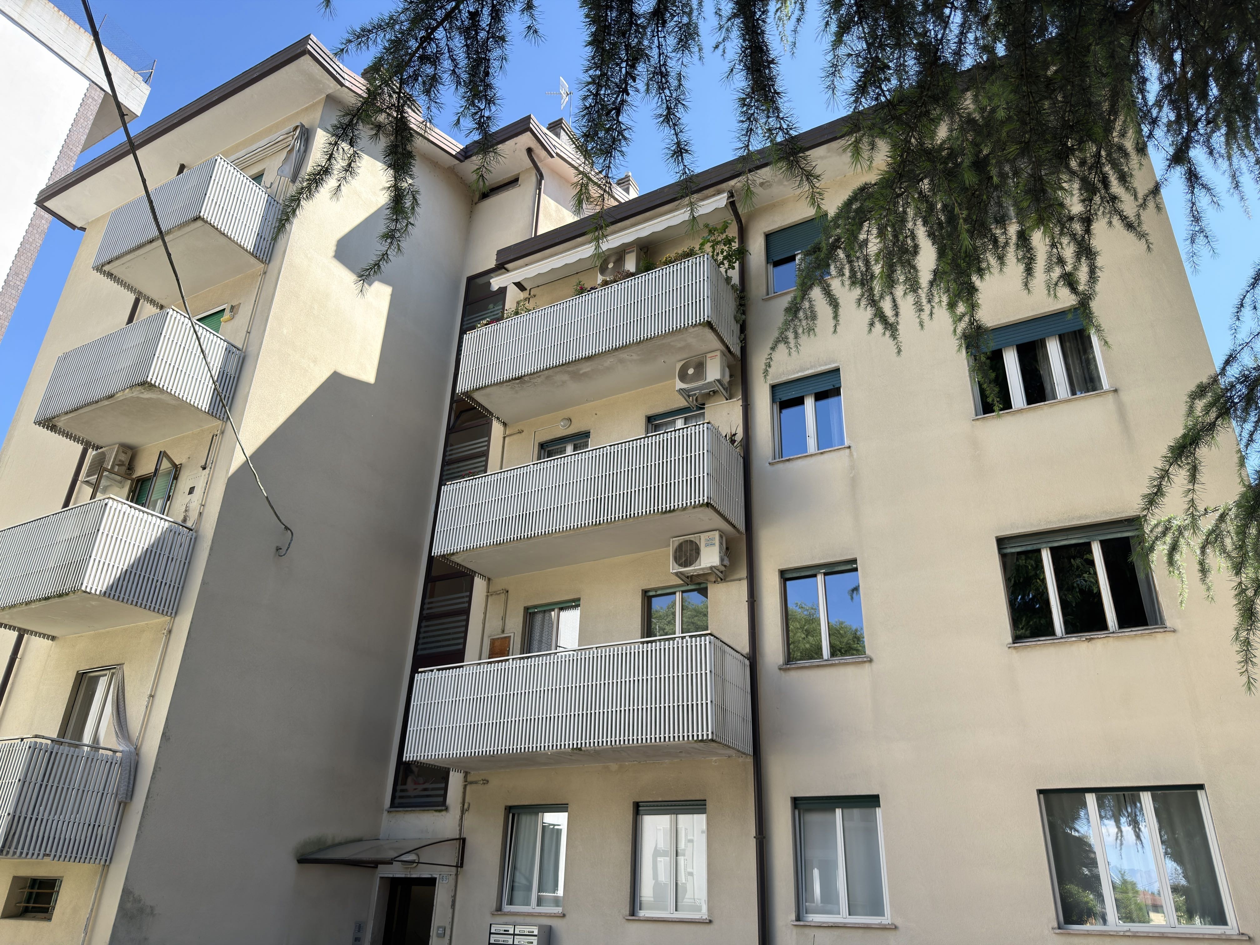 Via Caccia - Tricamere con garage e posto auto